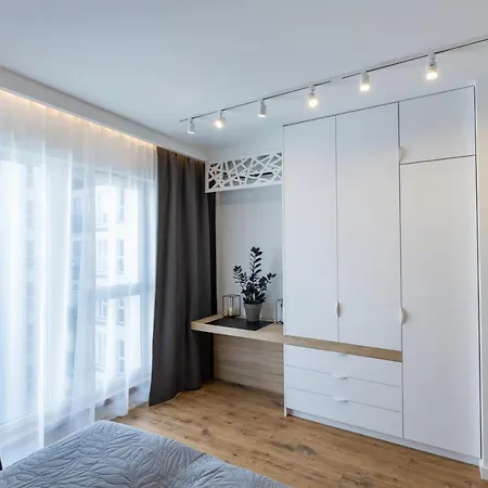 Royal Family Metro Mlociny