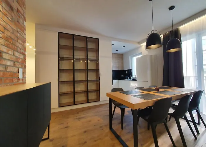 Royal Family Metro Mlociny * 바르샤바