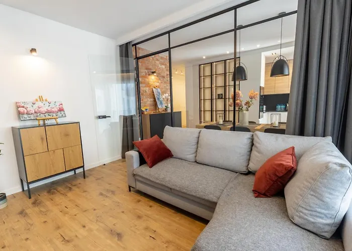 Royal Family Metro Mlociny * 바르샤바