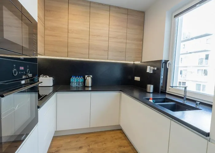 Royal Family Metro Mlociny * 바르샤바