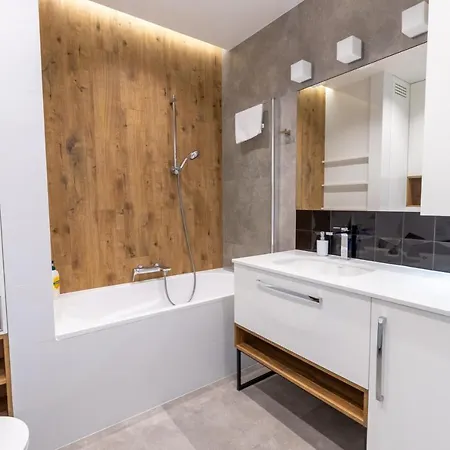 Royal Family Metro Mlociny Apartment *